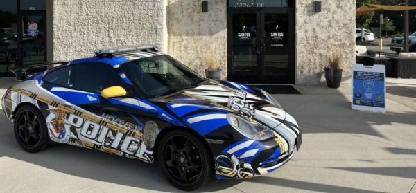 Полицейското управление на Хувър. Алабама, спира сребристо Porsche 911 Carrera през октомври 2007 г. на междущатска магистрала за нарушение на правилата за движение. Полицаи откриват 10 килограма кокаин. Две години по-късно, след присъдата по делото, спортната кола влиза в експлоатация за същото полицейско управление.

Германското купе получава свежо преобразяване през 2022 г., състоящо се от нова обвивка и прахово боядисани джанти.
Най-големият проблем при Porsche 911 с водно охлаждане от поколение 996 не е дизайнът на фаровете, а лагерът на междинния вал.
